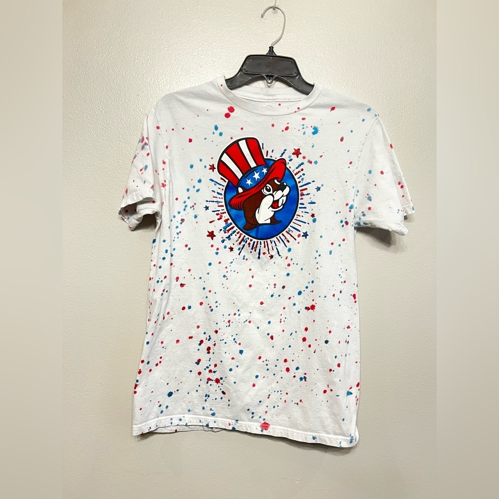 Buc-ee’s Patriotic Red Whie Blue Graphic T-Shirt with Splatter Design Unisex Med